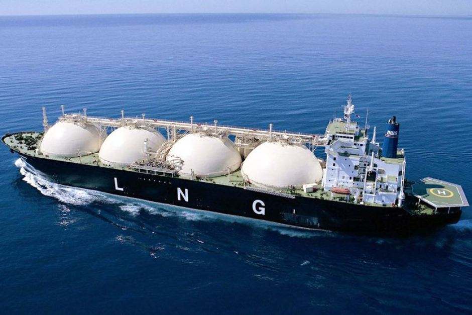 La capacidad de almacenamiento de gas natural en España está casi llena, lo que provoca retrasos en las descargas de GNL