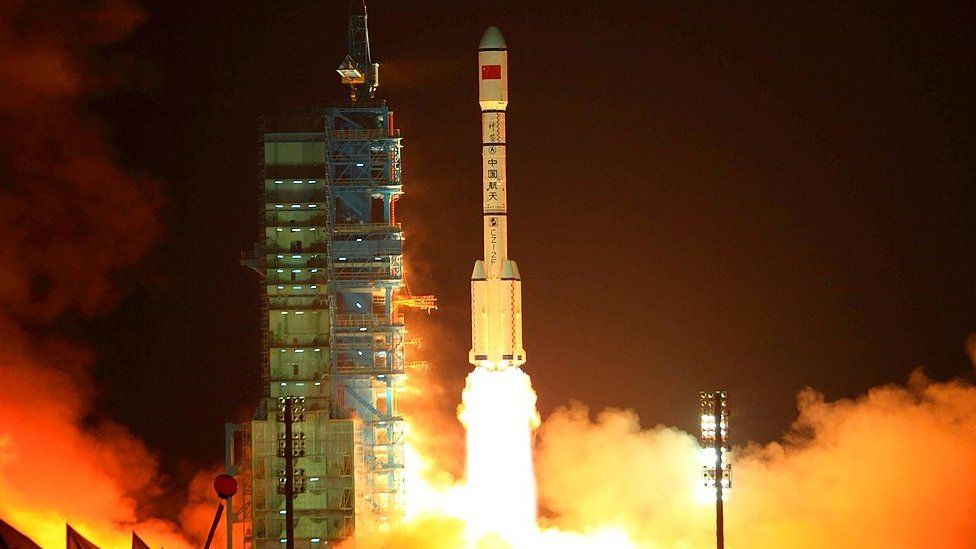 Lanzamiento de cohete chino a la Tierra, lo que requiere que un país detenga el tráfico aéreo